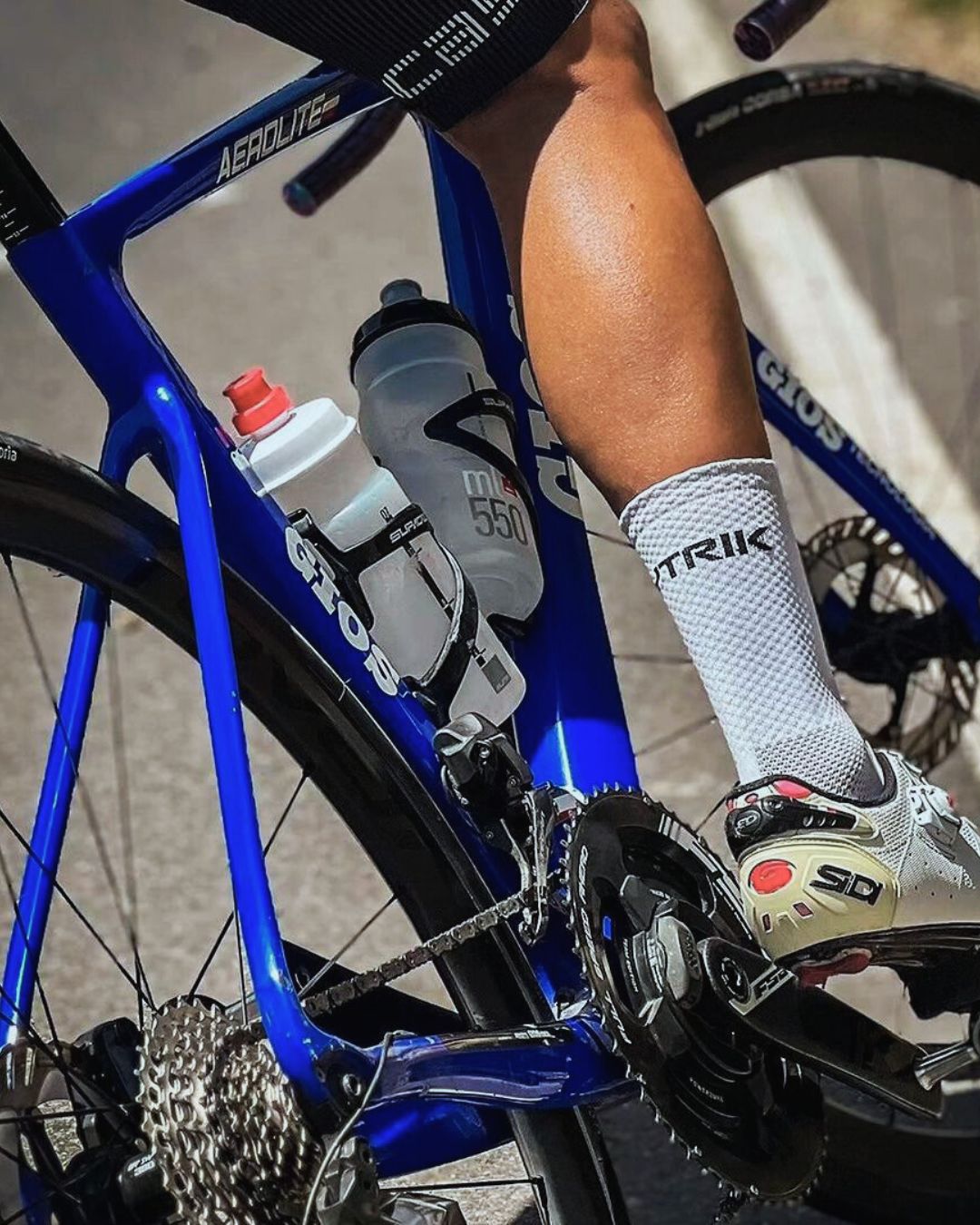 Discover_true_speed_with_the_GIOS_Aerolite___Engineered_to_conquer_the_asphalt_with_its_impeccable_aerodynamics_and_feather-light_weight._Ready_to_raise_the_bar_with_every_pedal_strok.jpg